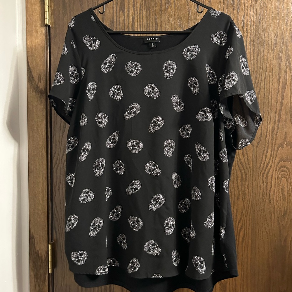 Torrid black sugar skull top. SZ:2